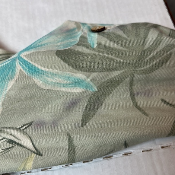 Natural Elements tropical 100% silk safari long look button down - Picture 6 of 11